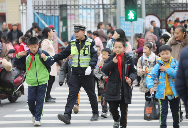 警察节 坚守岗位 护学