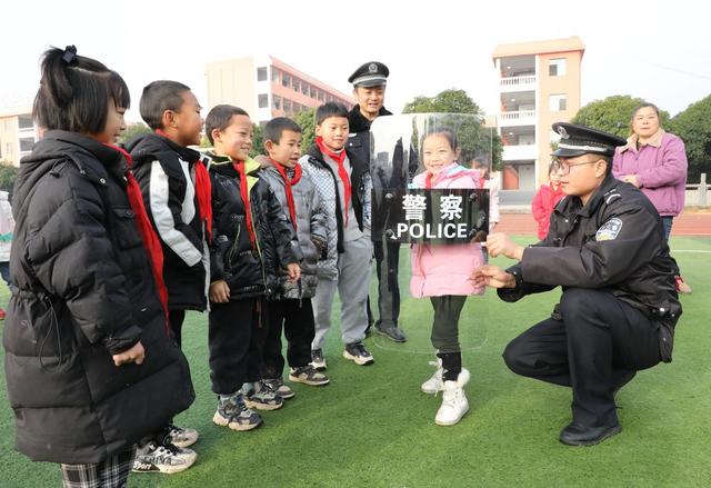 “110”宣传进校园