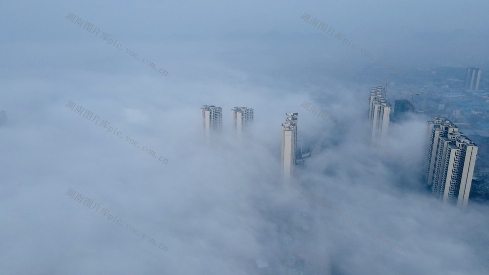 雾锁山城 