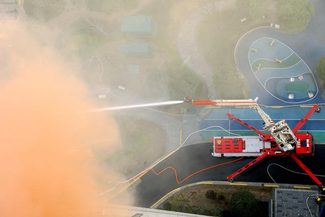 高层建筑灭火救援实战演习,举高喷射车,水注,消防,灭火,高层灭火