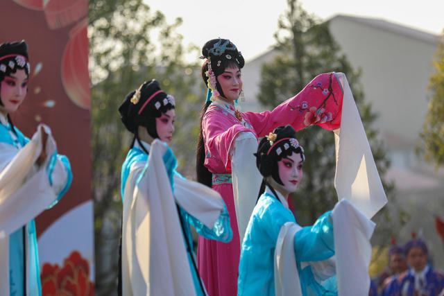 送戏曲进万村送书画进万家