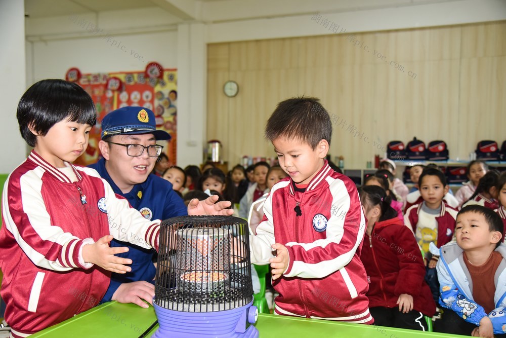 消防宣传 冬季防火 用火用电 电取暖器 安全 幼儿园 小朋友 学习