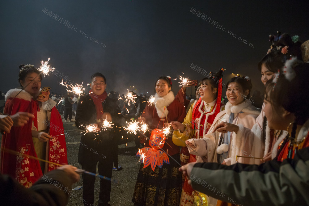 烟花  跨年  游客  夜晚  欢乐  心愿  新年