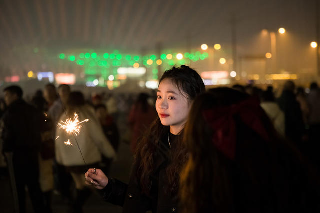 烟花  跨年  游客  夜晚  欢乐  心愿  新年