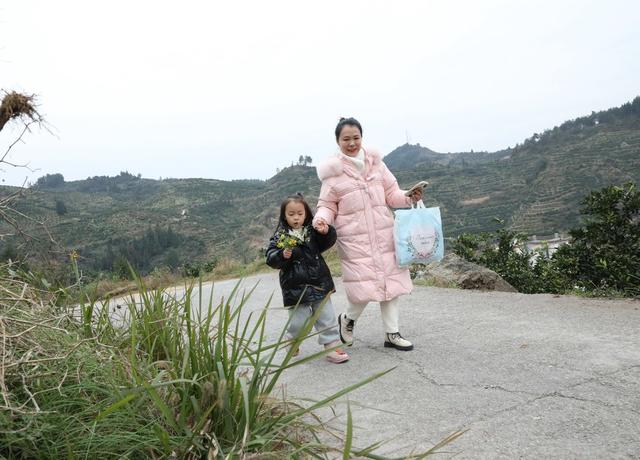带着女儿跨千里去支教