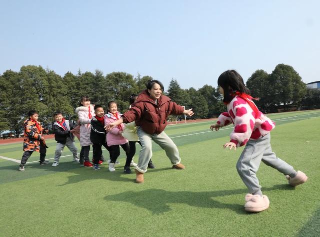 带着女儿跨千里去支教