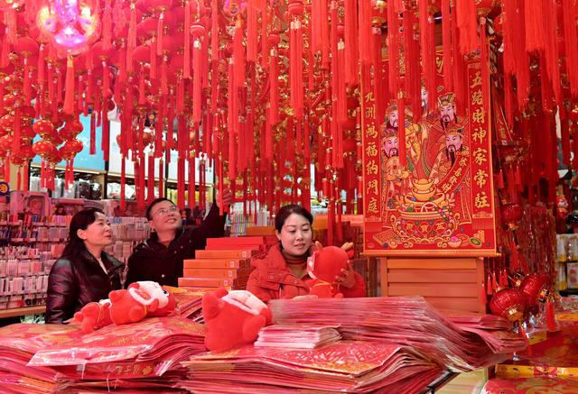 喜庆饰品  春节  消费 商场    市民  红红火火 年货市场 喜庆  年味 龙年春节