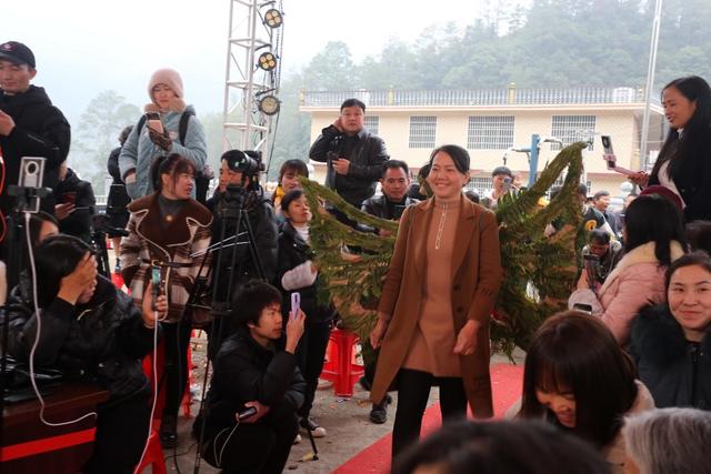 村晚 明星
网红 公益 公益助农