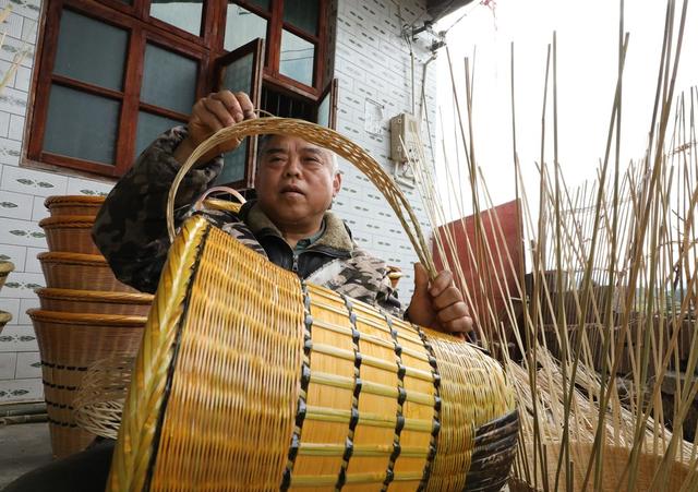   小小竹编助增收   就业顾家两不误
