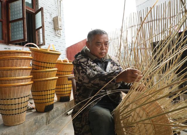   小小竹编助增收   就业顾家两不误