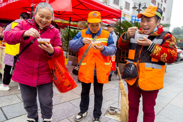 通道 志愿者 为市民 免费 发送 腊八粥 