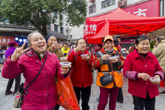 通道 志愿者 为市民 免费 发送 腊八粥 