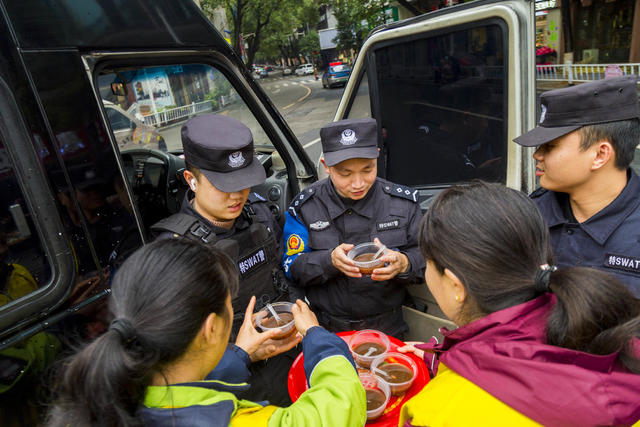 通道 志愿者 为市民 免费 发送 腊八粥 