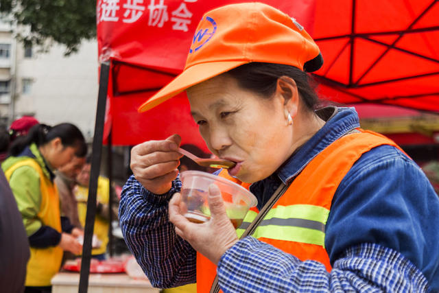 通道 志愿者 为市民 免费 发送 腊八粥 