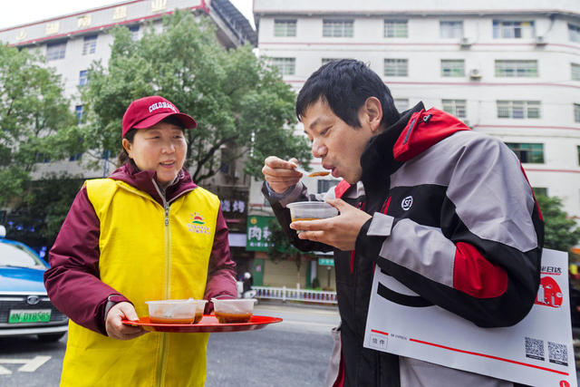 通道 志愿者 为市民 免费 发送 腊八粥 