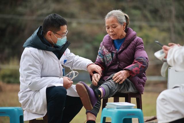 村医、签约医生、乡村、上门送诊、公卫服务