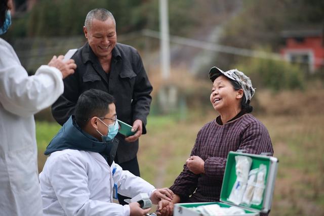 村医、签约医生、乡村、上门送诊、公卫服务