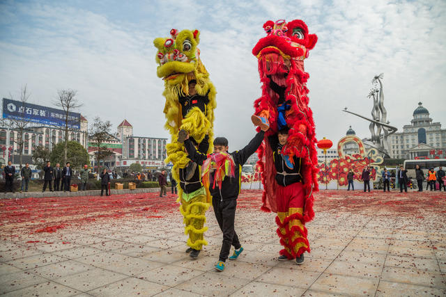 春节  舞狮  拍照  鞭炮  街道