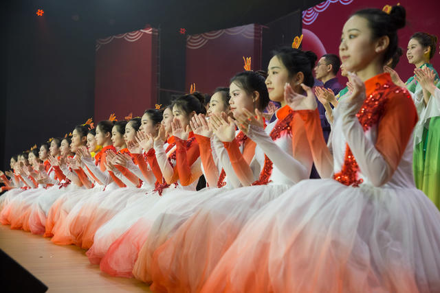 春联  文艺  表演  春节艺术家  工人