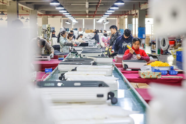 产业集群 皮具箱包 产业链 企业 生产车间 生产线 工人