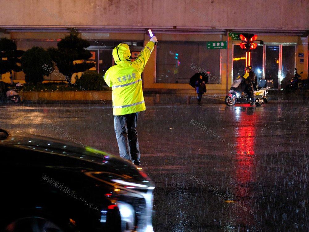 协警，雨中，保安全