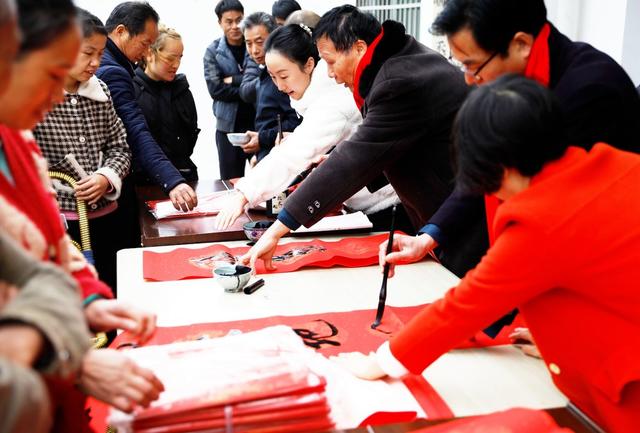  党员写春联  免费送村民