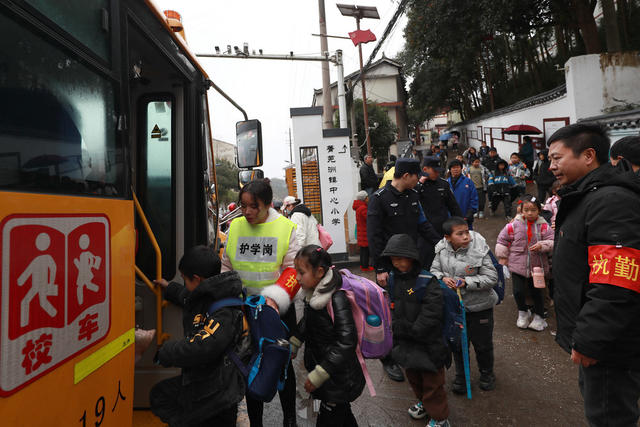 交通 雨雪低温 冰冻天气 学校 校车 安全 护学岗 守护 平安

