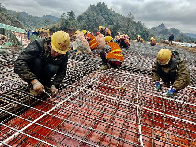 坚守一线战严寒
