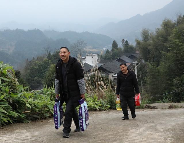  寒冬送温暖    关怀暖人心