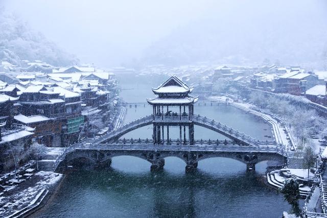 湘西大地  第一场雪  凤凰古城  沱江 古建筑  山水画卷 