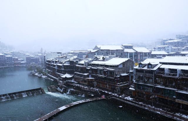湘西大地  第一场雪  凤凰古城  沱江 古建筑  山水画卷 