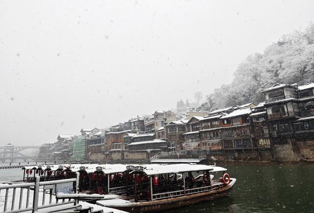 湘西大地  第一场雪  凤凰古城  沱江 古建筑  山水画卷 