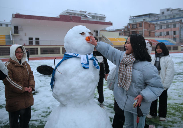 受冷空气南下影响，湖南桂东一中一带自22日凌晨时分开始降雪，该校操场被厚雪覆盖，白茫茫一片，突如其来的大雪，送给了该校同学们一纷惊喜，中午休息时间，大家不约而同来到操场，在白雪中打雪仗、堆雪人，尽享快乐。