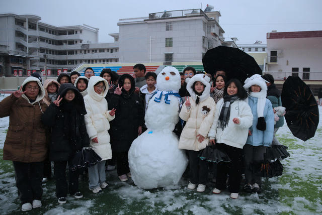 受冷空气南下影响，湖南桂东一中一带自22日凌晨时分开始降雪，该校操场被厚雪覆盖，白茫茫一片，突如其来的大雪，送给了该校同学们一纷惊喜，中午休息时间，大家不约而同来到操场，在白雪中打雪仗、堆雪人，尽享快乐。