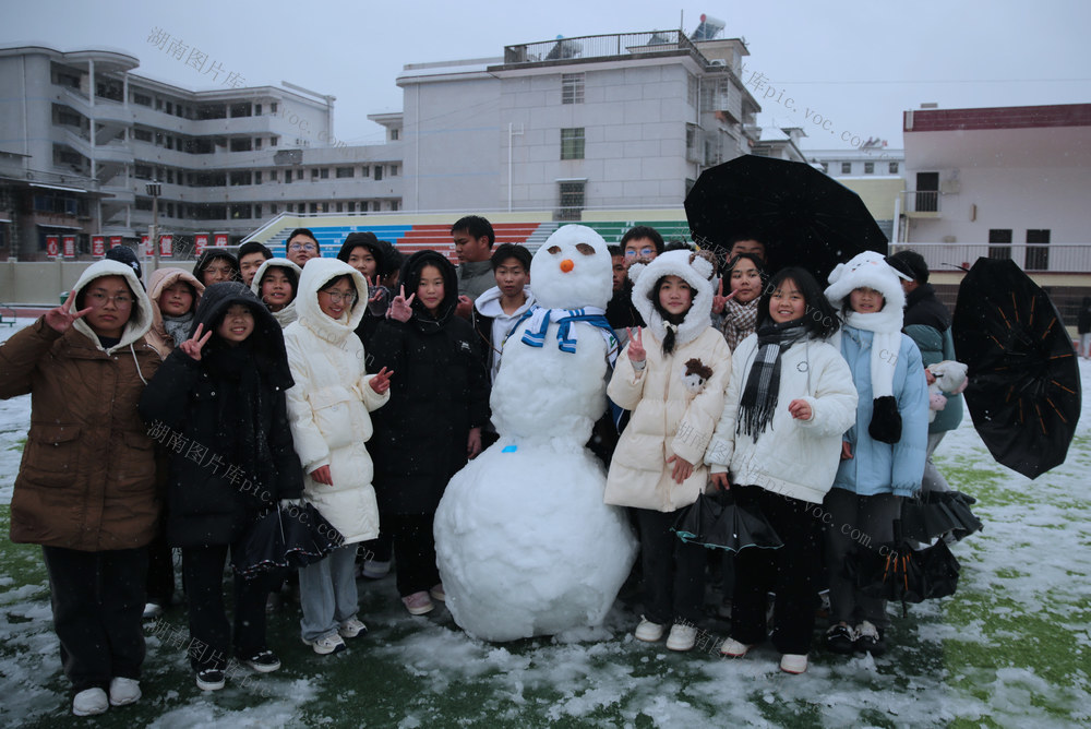 受冷空气南下影响，湖南桂东一中一带自22日凌晨时分开始降雪，该校操场被厚雪覆盖，白茫茫一片，突如其来的大雪，送给了该校同学们一纷惊喜，中午休息时间，大家不约而同来到操场，在白雪中打雪仗、堆雪人，尽享快乐。