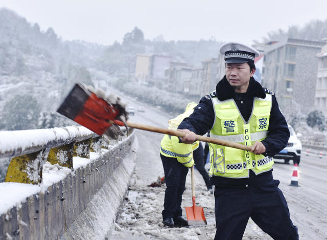 湖南嘉禾：战冰雪  保畅通