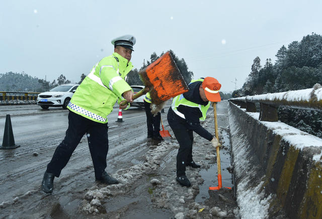 湖南嘉禾：战冰雪  保畅通