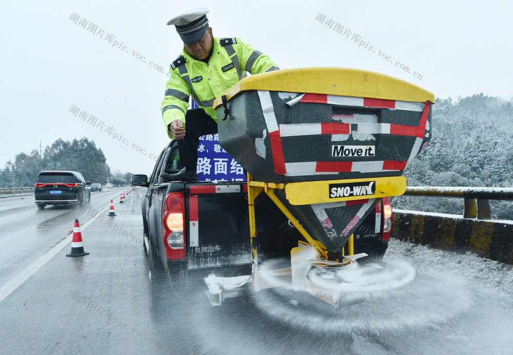 湖南嘉禾：战冰雪  保畅通