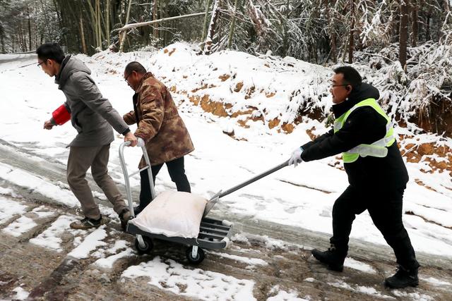 撒盐除雪  道路畅通
应急人员
村干部   