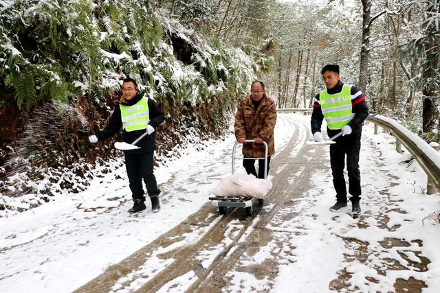 撒盐除雪  道路畅通
应急人员
村干部   