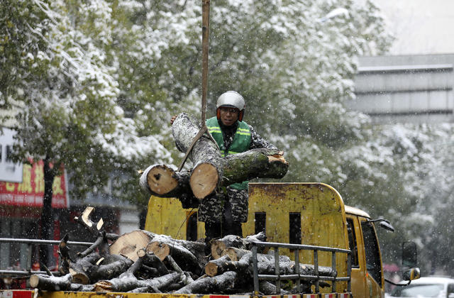 降雪天气 除冰保畅 清除积雪 保平安