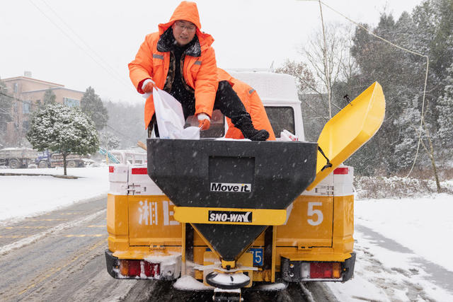 白雪 公路  交通  山区  工人 铲除  畅通  