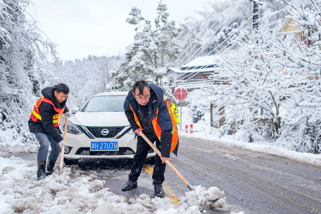 交通铲雪除冰保道路畅通