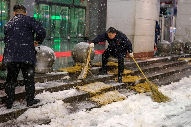 火车站，清雪，守护安全