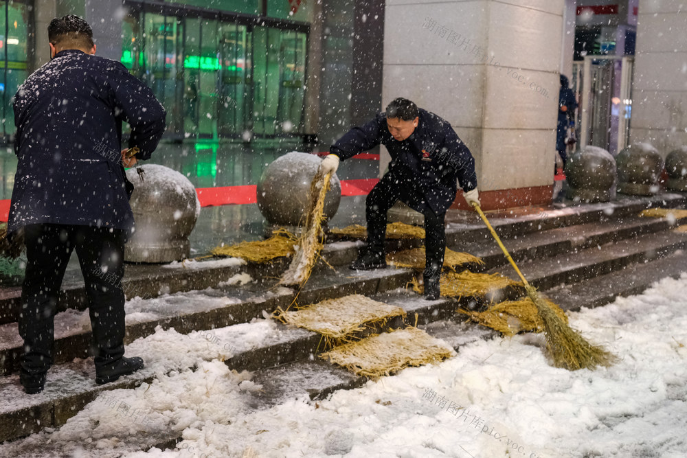 火车站，清雪，守护安全