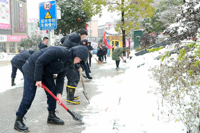 干群 街头 扫雪 除冰 保安全 爱心 服务 暖人心