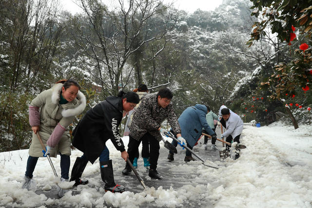 干群 街头 扫雪 除冰 保安全 爱心 服务 暖人心