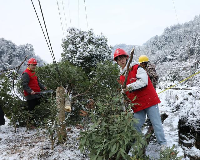 踏雪抢修保供电