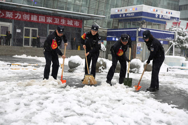 怀化铁警迎战冰雪保平安