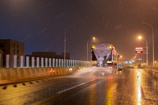 风雪夜 长沙 桥隧人 洒盐防冻